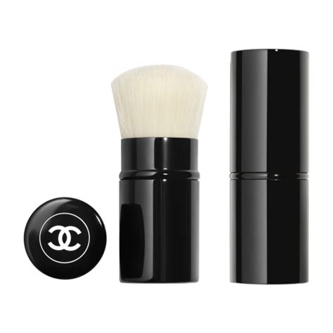 les pinceaux de chanel kabuki.